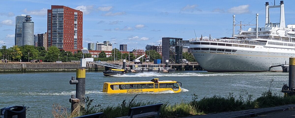 Splashtours amfibiebus op de Maas in Rotterdam