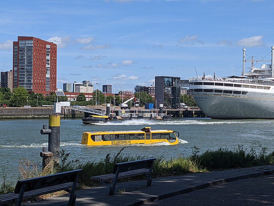 Splashtours amfibiebus op de Maas in Rotterdam