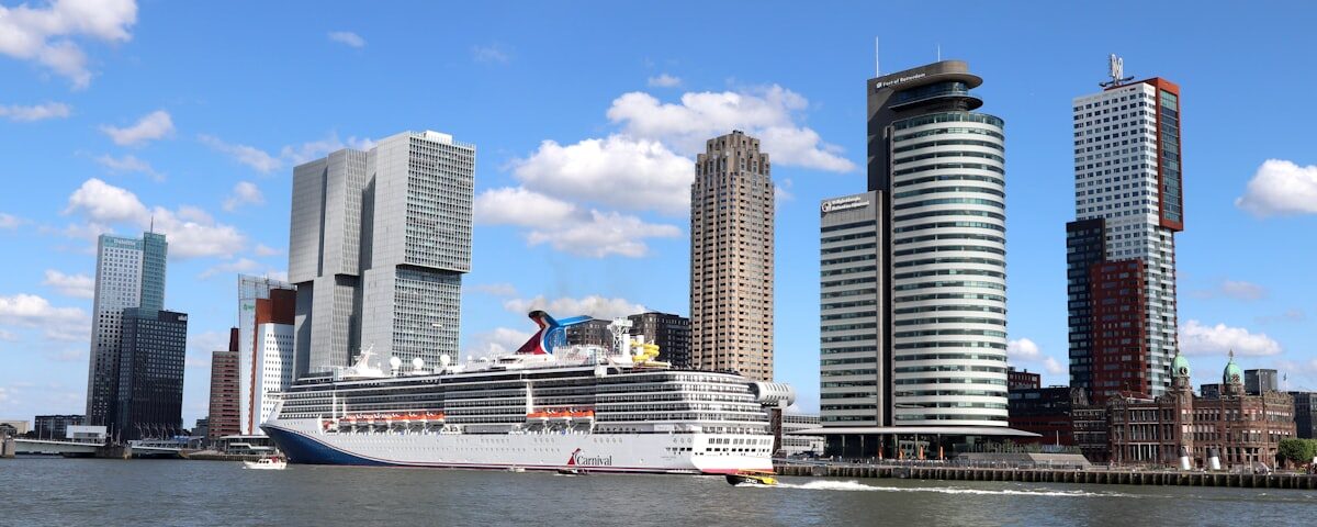Cruiseschip aan de Wilhelminakade in Rotterdam - cruiseseizoen 2026