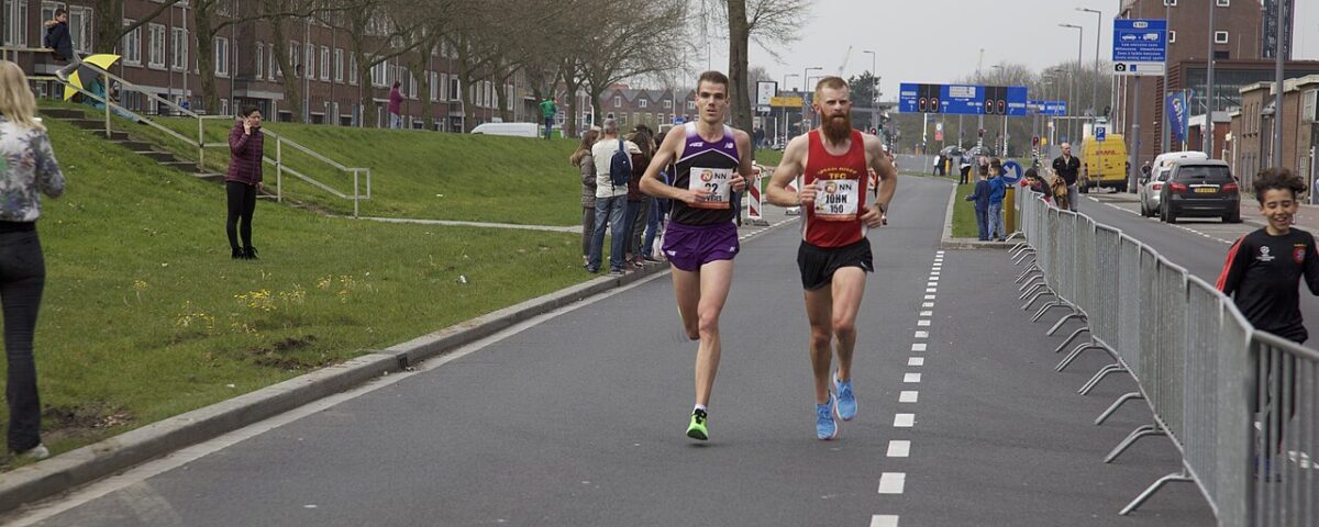 Lopers tijdens de Marathon Rotterdam op de Erasmusbrug - Foto: Wouter Engler, Wikimedia Commons CC BY-SA 4.0