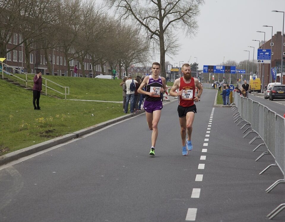 Lopers tijdens de Marathon Rotterdam op de Erasmusbrug - Foto: Wouter Engler, Wikimedia Commons CC BY-SA 4.0